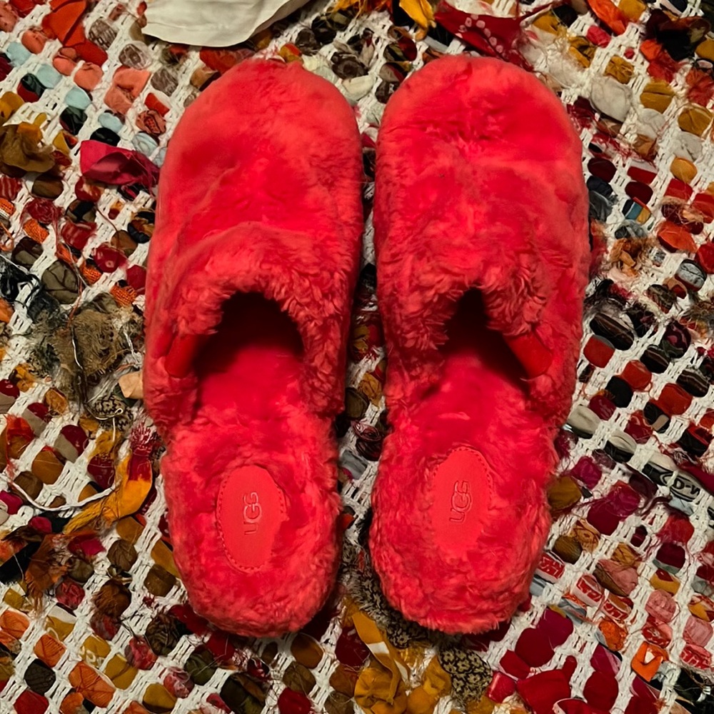UGG “Fuzz Sugar Clog” Slippers - Size 9 - Never Worn